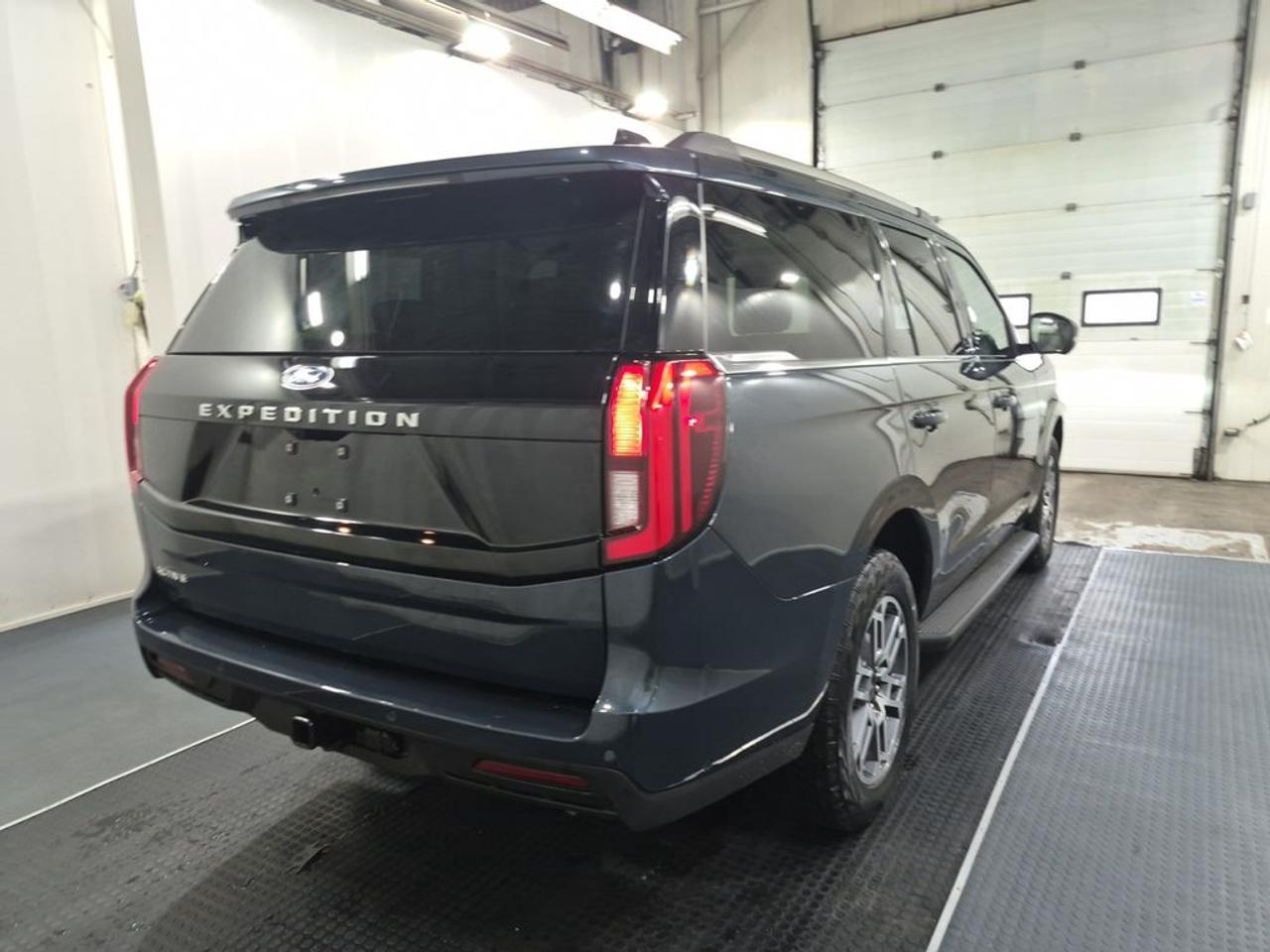 2025 Ford Expedition Active Photo2