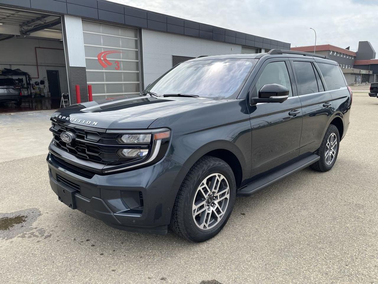 2025 Ford Expedition Active Photo1