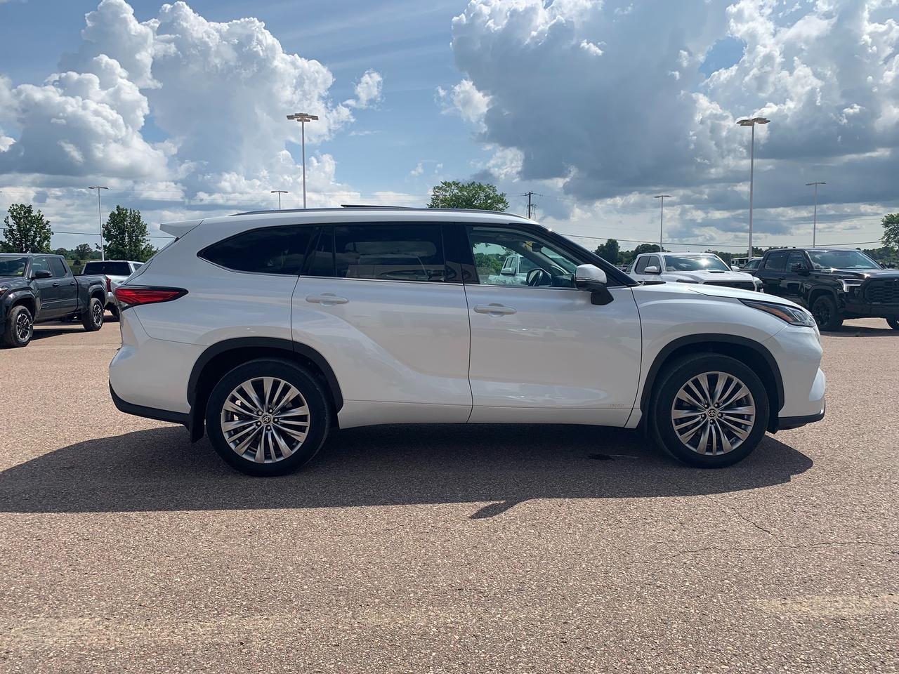 2023 Toyota Highlander Hybrid Platinum Photo