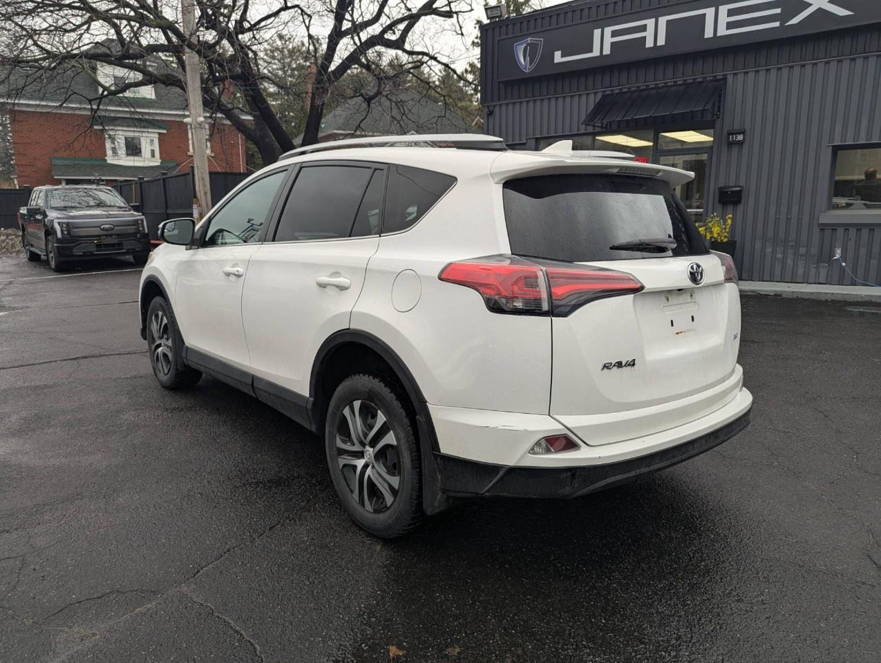 2016 Toyota RAV4 LE Photo3