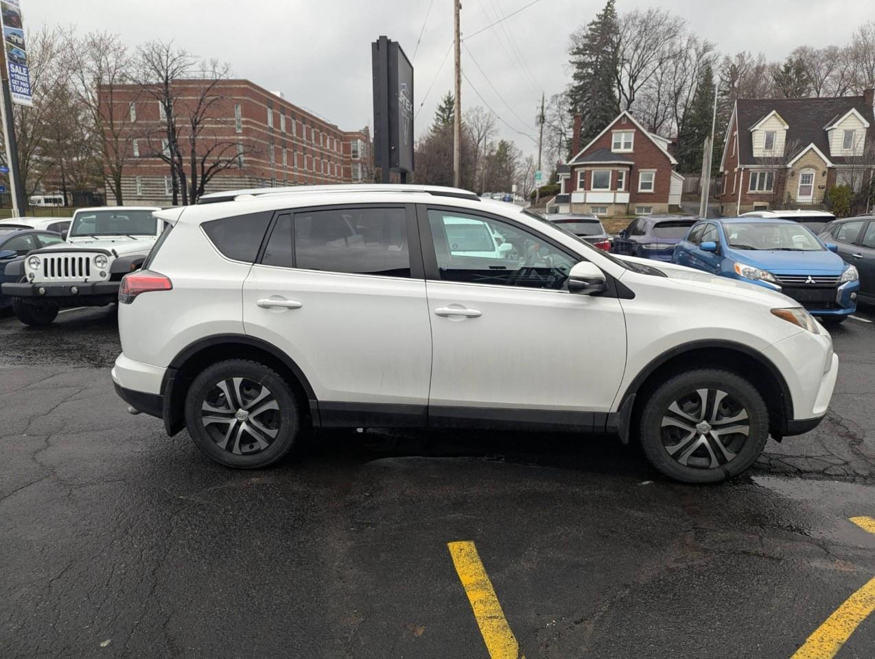 2016 Toyota RAV4 LE Photo