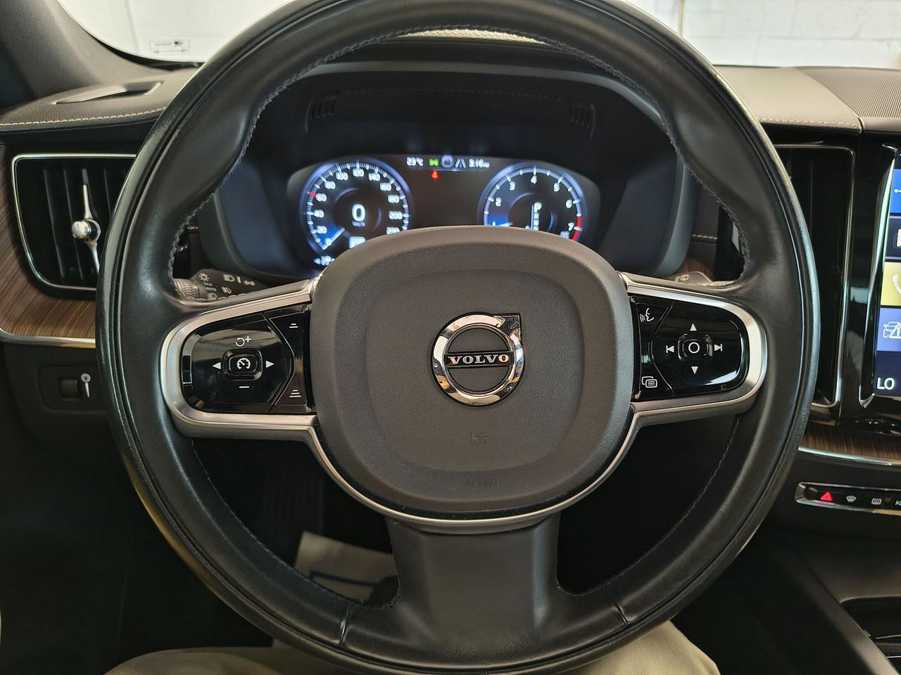 2020 Volvo XC60 Inscription Photo0