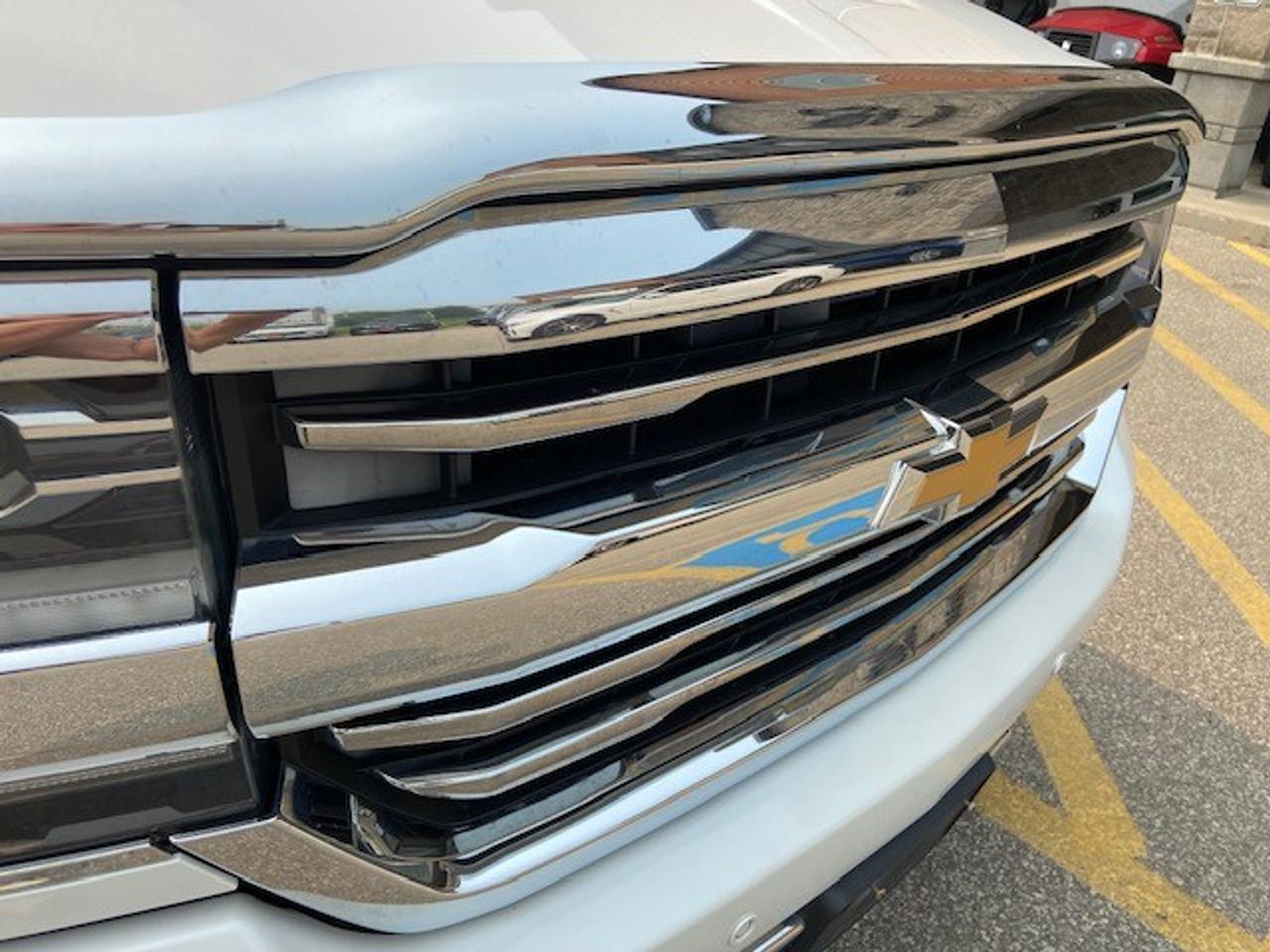 2016 Chevrolet Silverado 4WD Crew Cab 143.5" High Country Photo