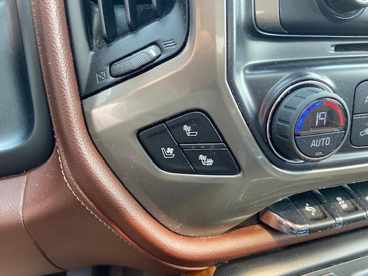 2016 Chevrolet Silverado 4WD Crew Cab 143.5" High Country Photo
