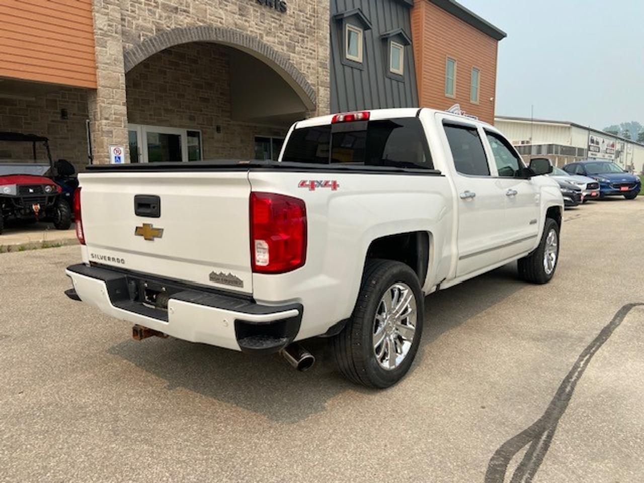 2016 Chevrolet Silverado 4WD Crew Cab 143.5" High Country Photo1