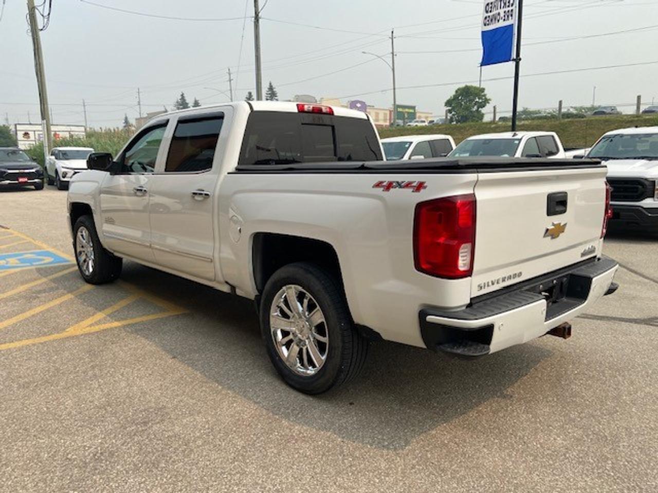 2016 Chevrolet Silverado 4WD Crew Cab 143.5" High Country Photo3
