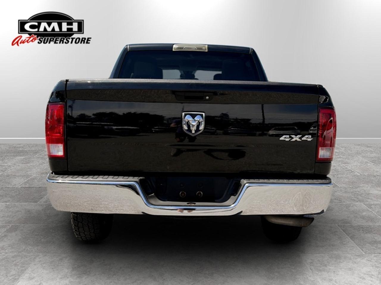2017 RAM 1500 ST w/SXT App. Pkg  **CLEAN CARFAX** Photo3