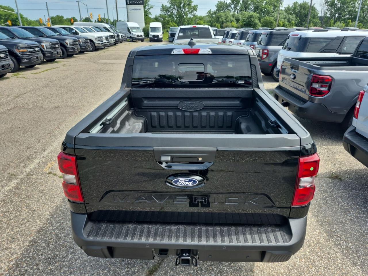 2026 Ford Maverick LARIAT, MOON ROOF, BLACK APPEARANCE PKG, 360 CAM Photo4