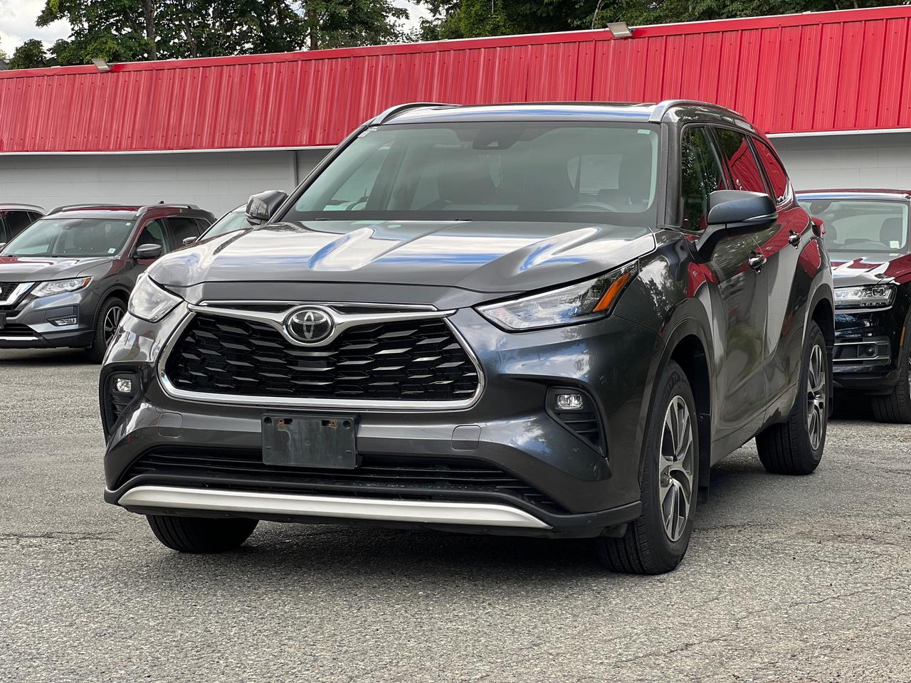 Used 2020 Toyota Highlander XLE AWD, LEATHER, SUNROOF, SAFETY SENSE 8passenger for sale in Surrey, BC