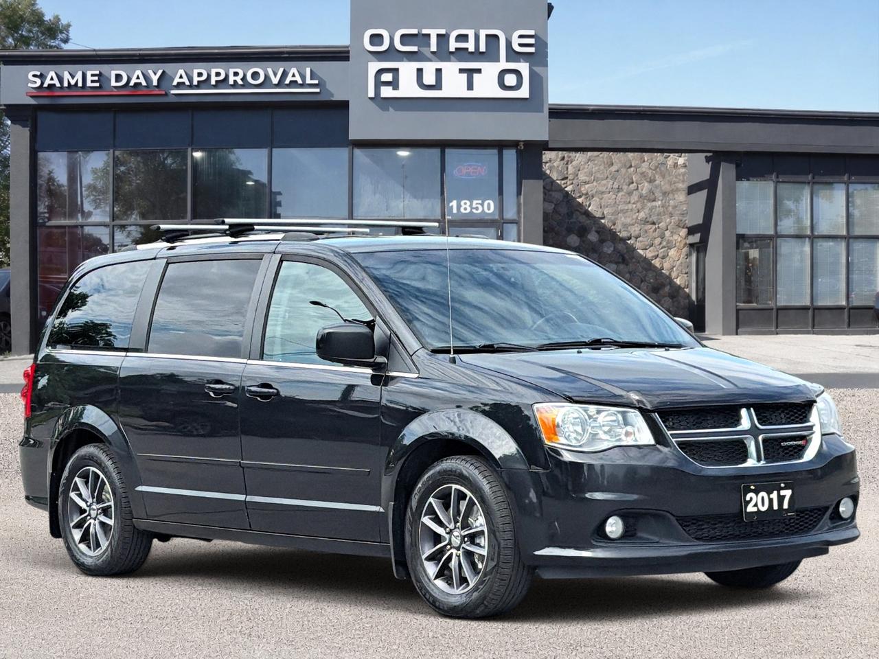 2017 Dodge Grand Caravan SXT Premium Plus Photo2