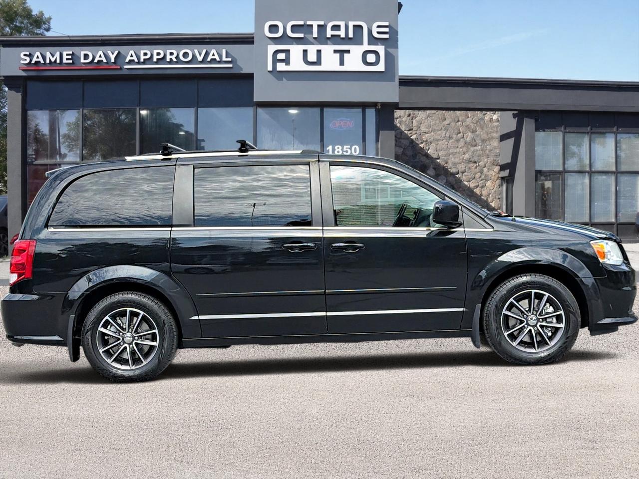 2017 Dodge Grand Caravan SXT Premium Plus Photo3