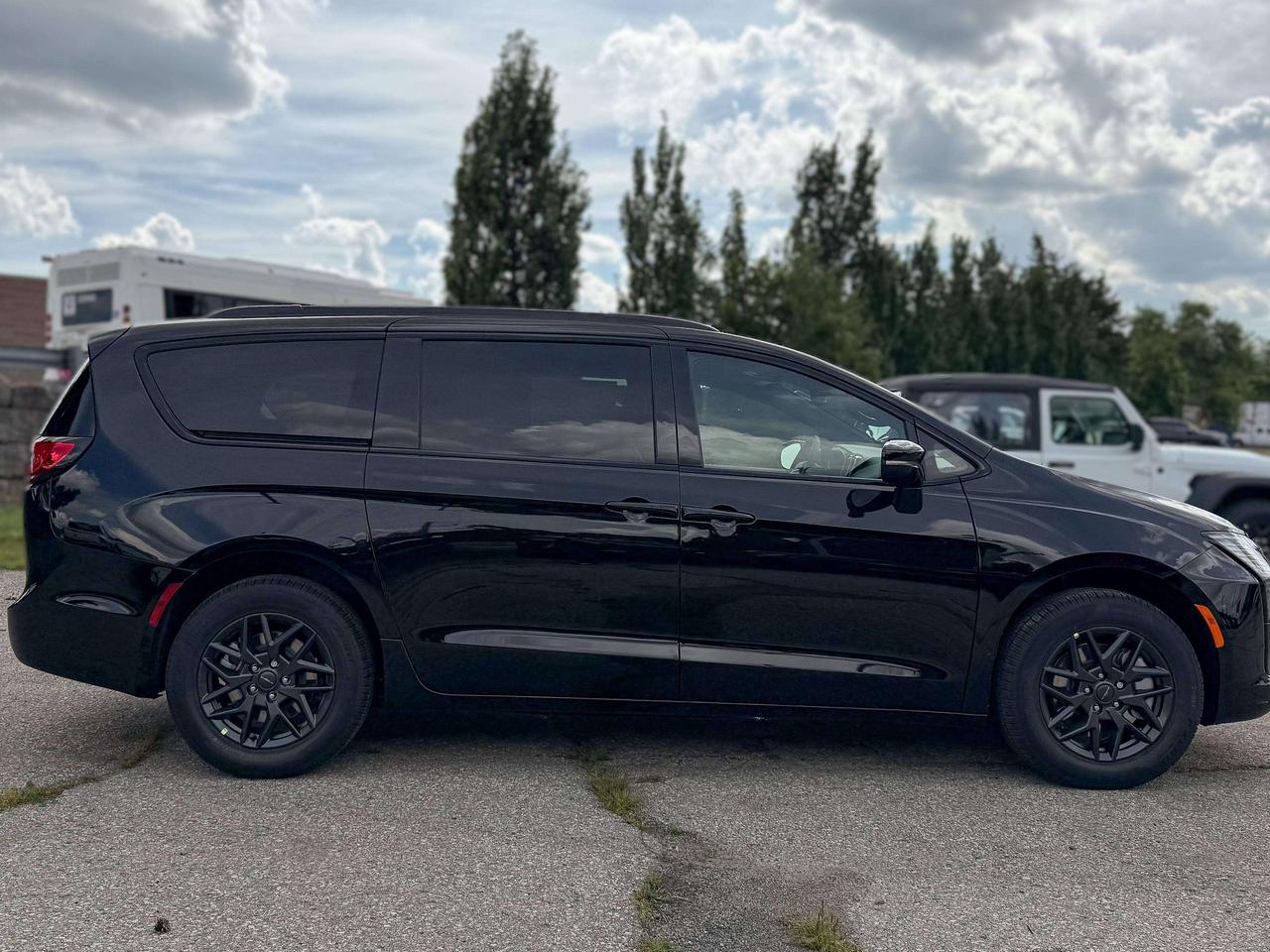 2027 Chrysler Pacifica Select AWD | S Package Photo