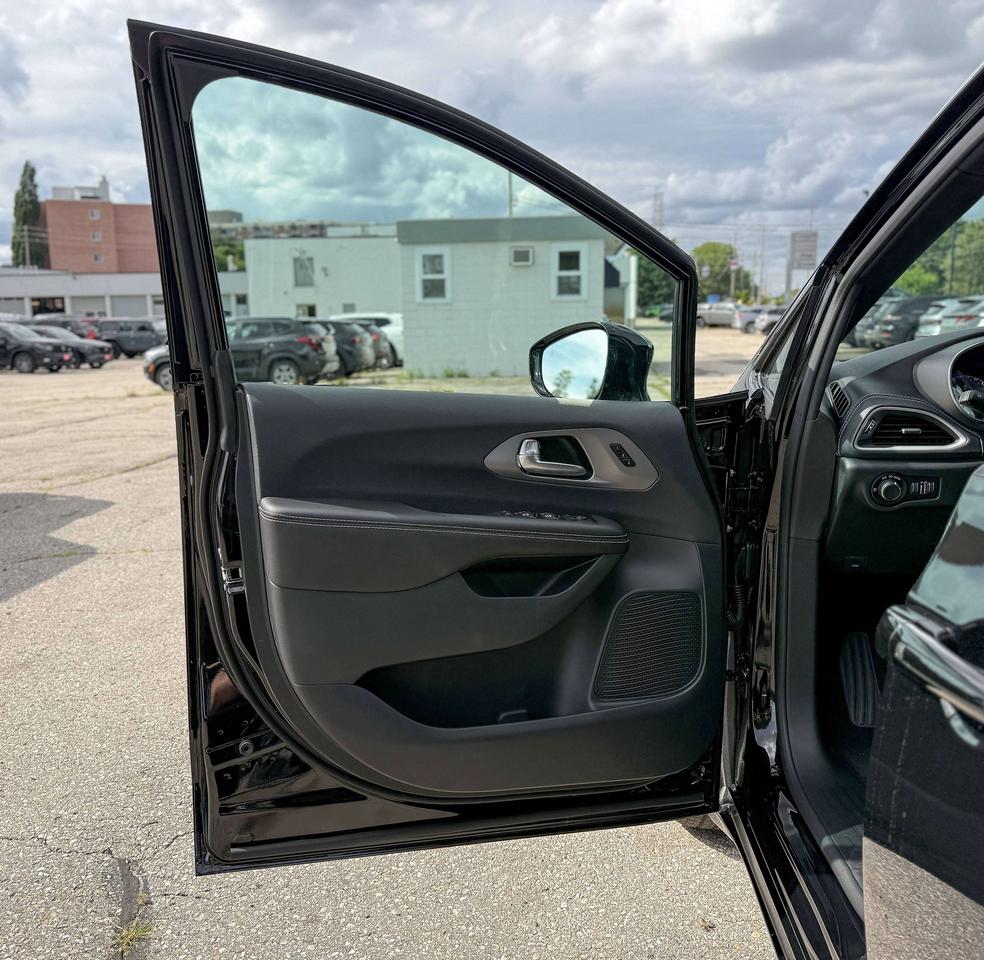 2027 Chrysler Pacifica Select AWD | S Package Photo