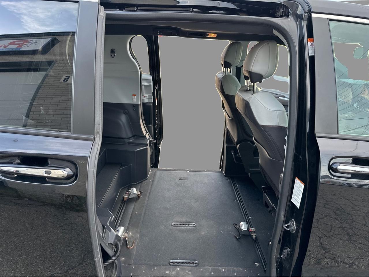 2023 Toyota Sienna  Photo
