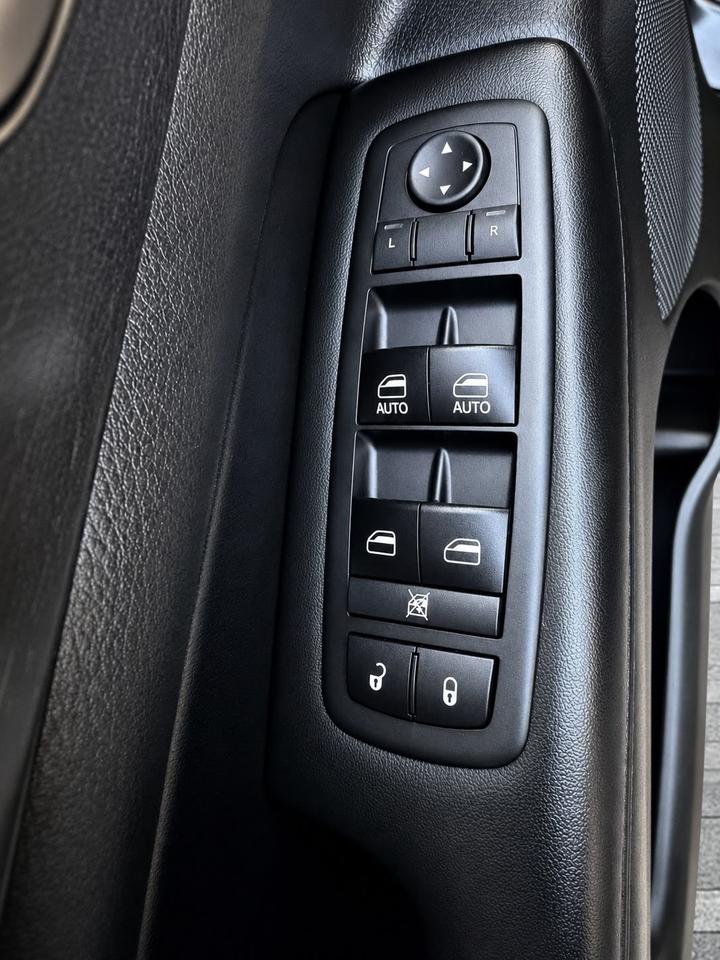 2017 Jeep Grand Cherokee Laredo Photo