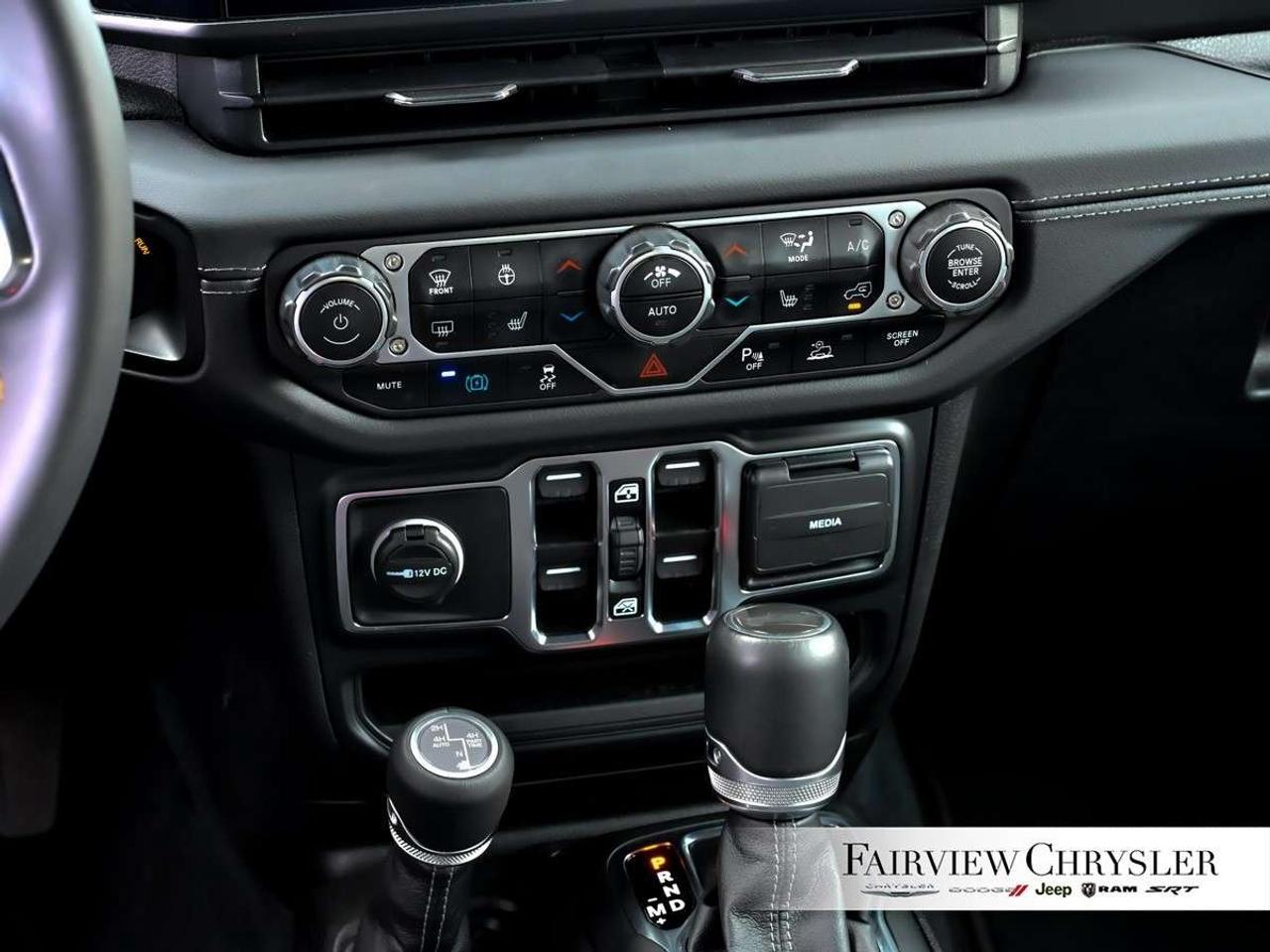2024 Jeep Wrangler Sahara 4 Door 4x4 SKY TOP   LEATHER   BLIND SPOT   ALPINE   NAVIGATION ! Photo