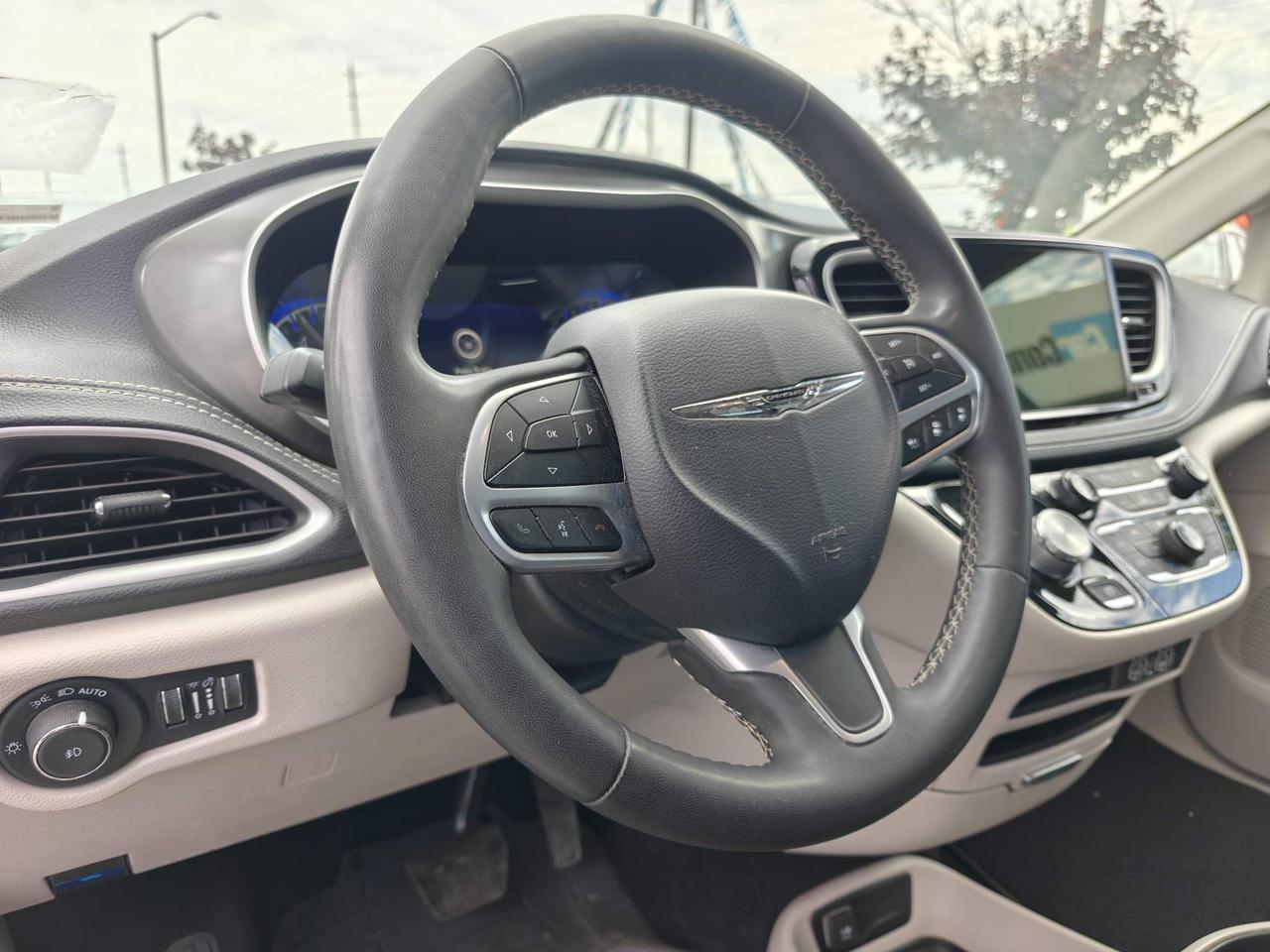 2023 Chrysler Pacifica Touring-L Front-Wheel Drive Passenger Van Photo1