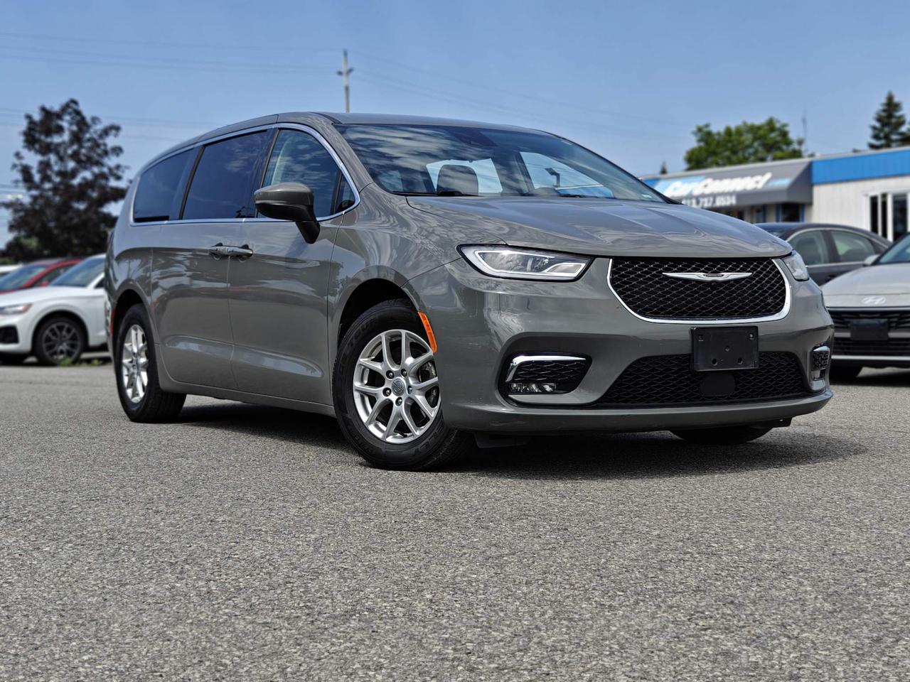 2023 Chrysler Pacifica Touring-L Front-Wheel Drive Passenger Van Photo0