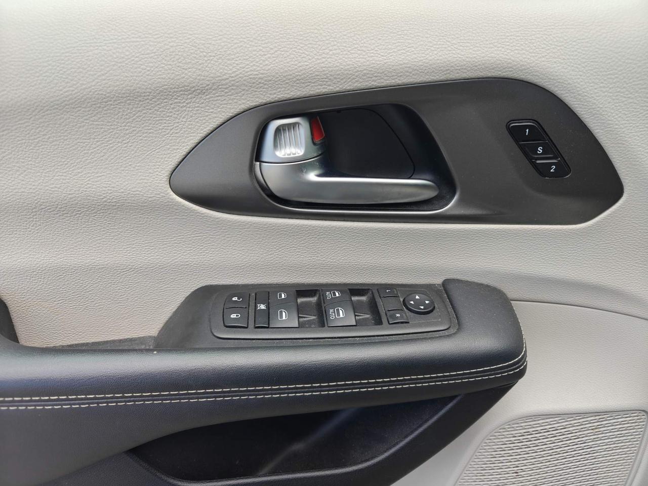 2023 Chrysler Pacifica Touring-L Front-Wheel Drive Passenger Van Photo