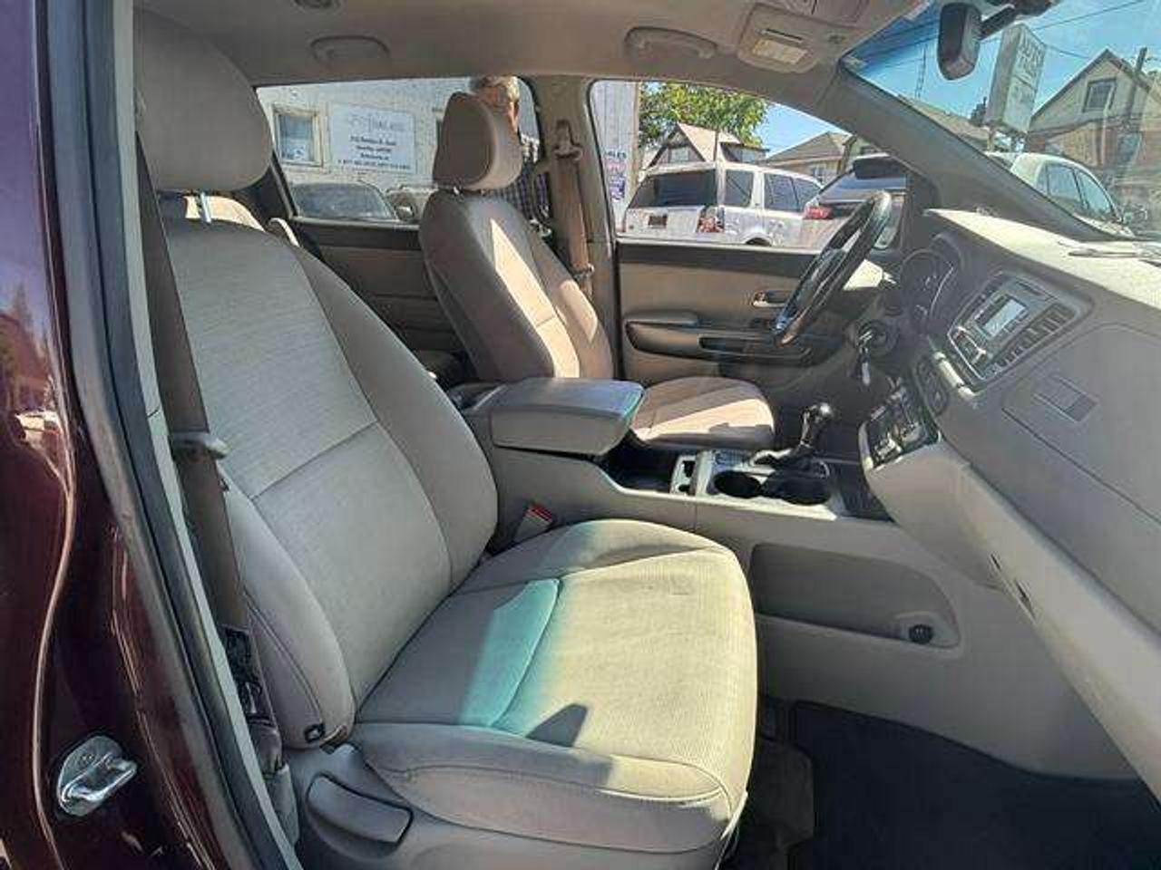 2015 Kia Sedona LX Photo0