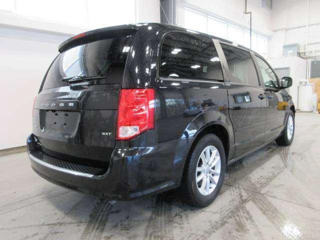 2016 Dodge Grand Caravan SXT, TV/DVD, FRONT/REAR A/C, ALLOYS, 44K! Photo