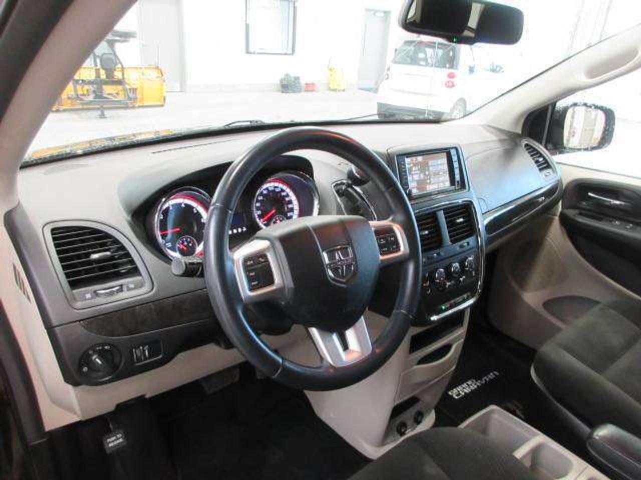 2016 Dodge Grand Caravan SXT, TV/DVD, FRONT/REAR A/C, ALLOYS, 44K! Photo