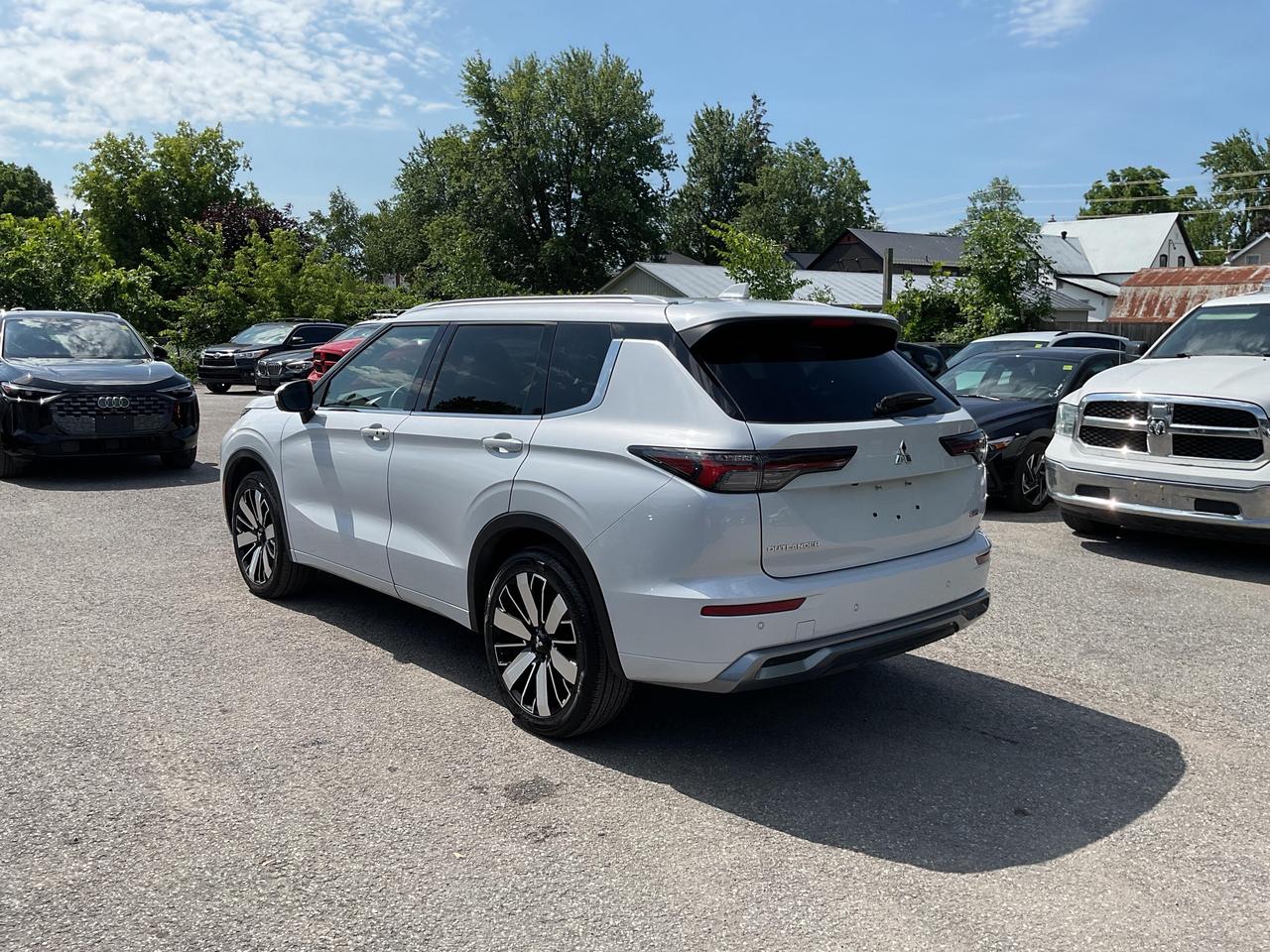 2025 Mitsubishi Outlander  Photo