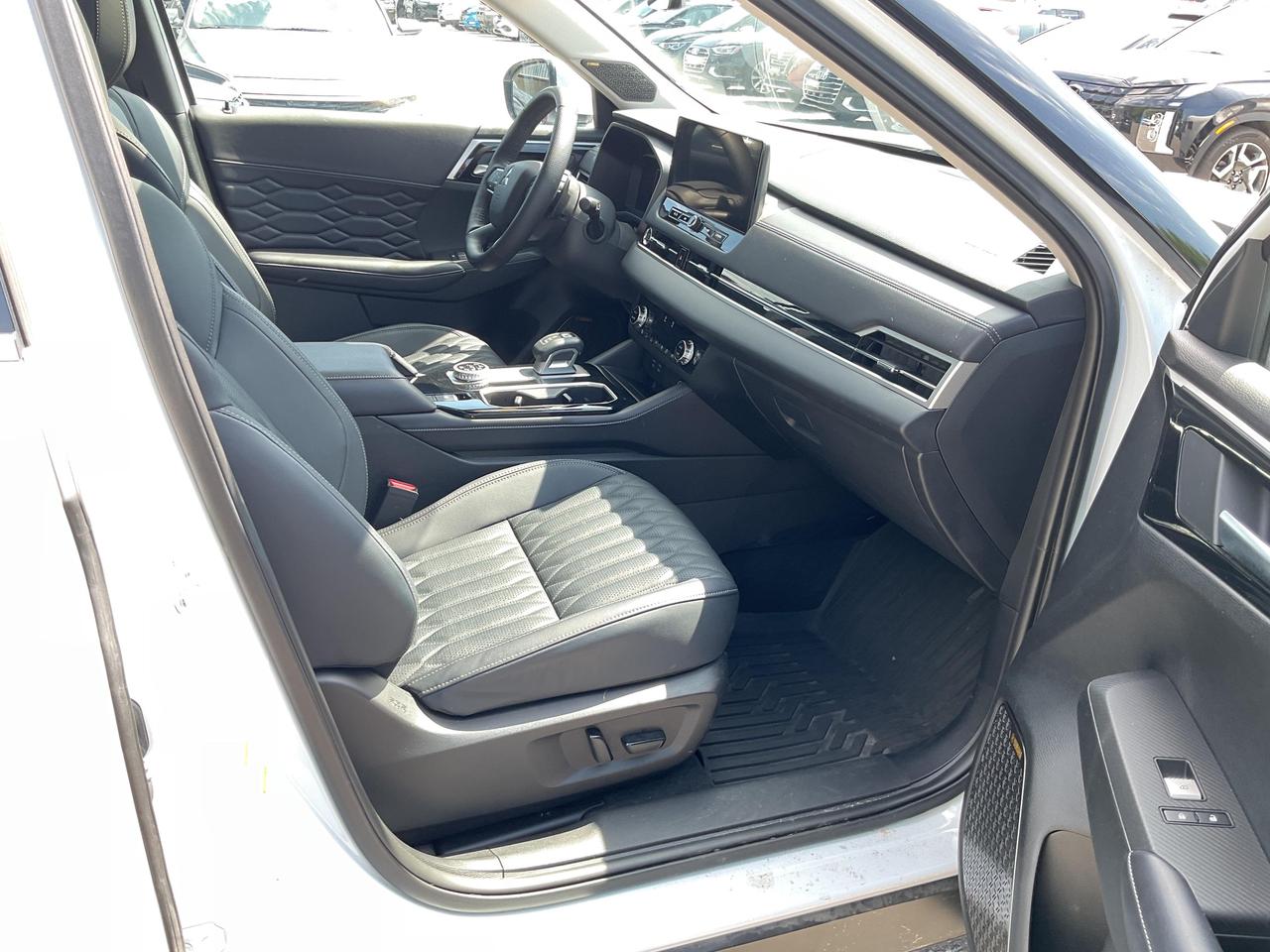 2025 Mitsubishi Outlander  Photo