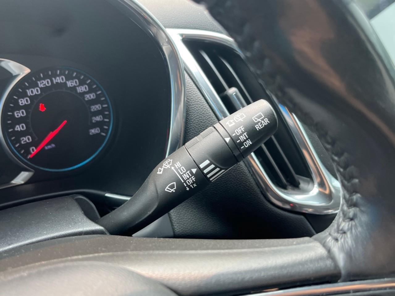 2020 Chevrolet Equinox LT CLEAN LOCAL TRADE Photo