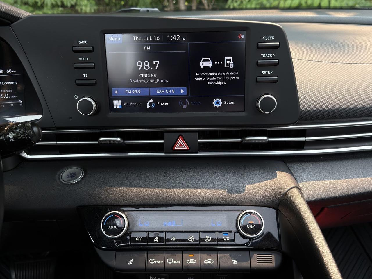 2022 Hyundai Elantra Pref w/Sun & Tech   Blind Spot   Htd Steering Photo