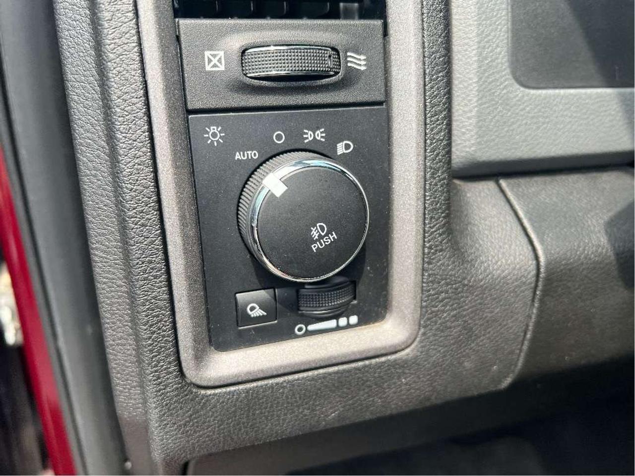 2019 RAM 1500 SXT Quad 4x4 V6 *CHROME APPEARANCE *3.55 AXLE Photo