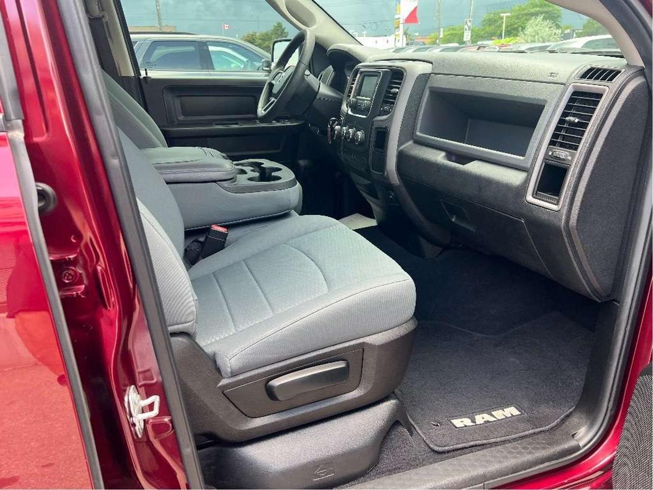 2019 RAM 1500 SXT Quad 4x4 V6 *CHROME APPEARANCE *3.55 AXLE Photo