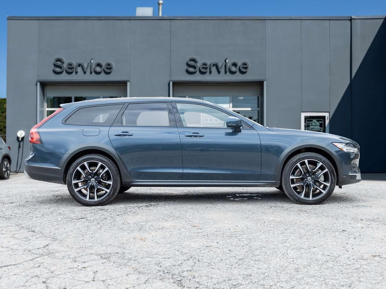 2026 Volvo V90 Cross Country B6 AWD ULTRA  NON DAILY RENTAL  EXEC DEMO  CPO Photo