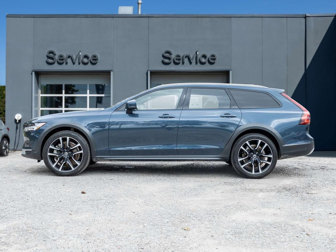 2026 Volvo V90 Cross Country B6 AWD ULTRA  NON DAILY RENTAL  EXEC DEMO  CPO Photo
