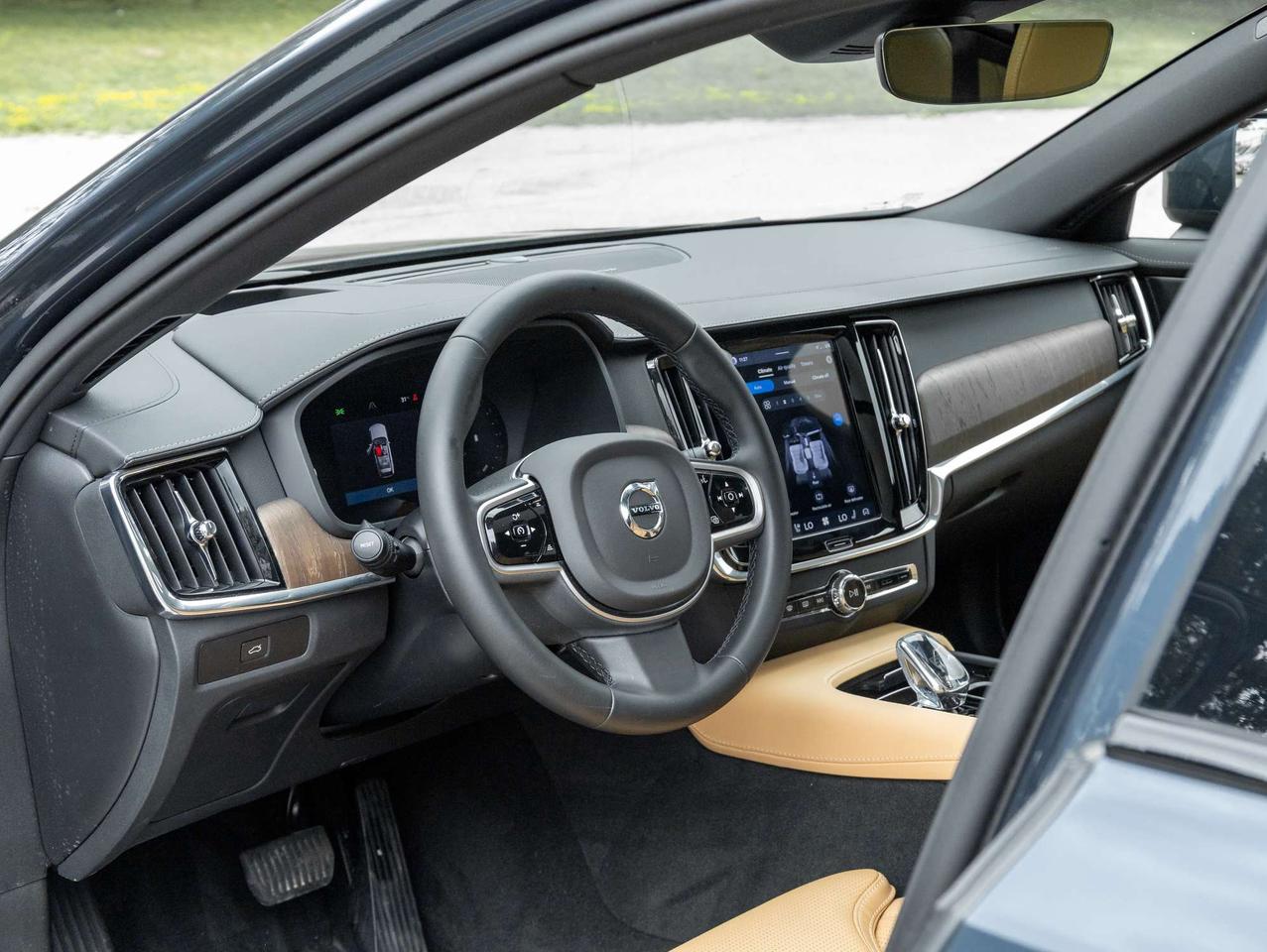 2026 Volvo V90 Cross Country B6 AWD ULTRA  NON DAILY RENTAL  EXEC DEMO  CPO Photo