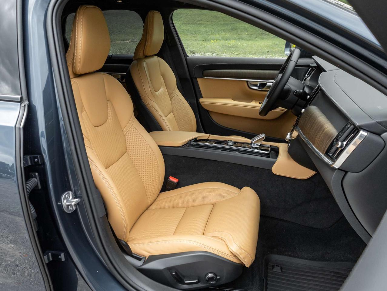 2026 Volvo V90 Cross Country B6 AWD ULTRA  NON DAILY RENTAL  EXEC DEMO  CPO Photo