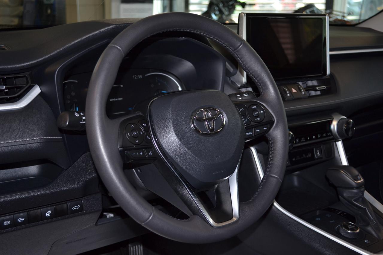 2025 Toyota RAV4 Hybrid XLE Photo3