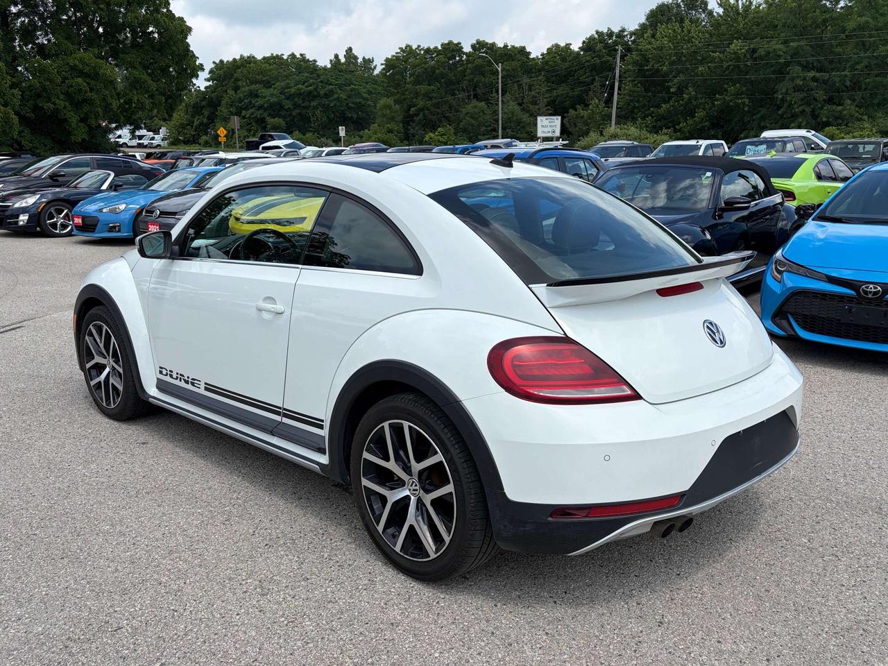 2017 Volkswagen Beetle Coupe DUNE, AUTO, CLEAN CARFAX, HEATED SEATS, SUNROOF! Photo