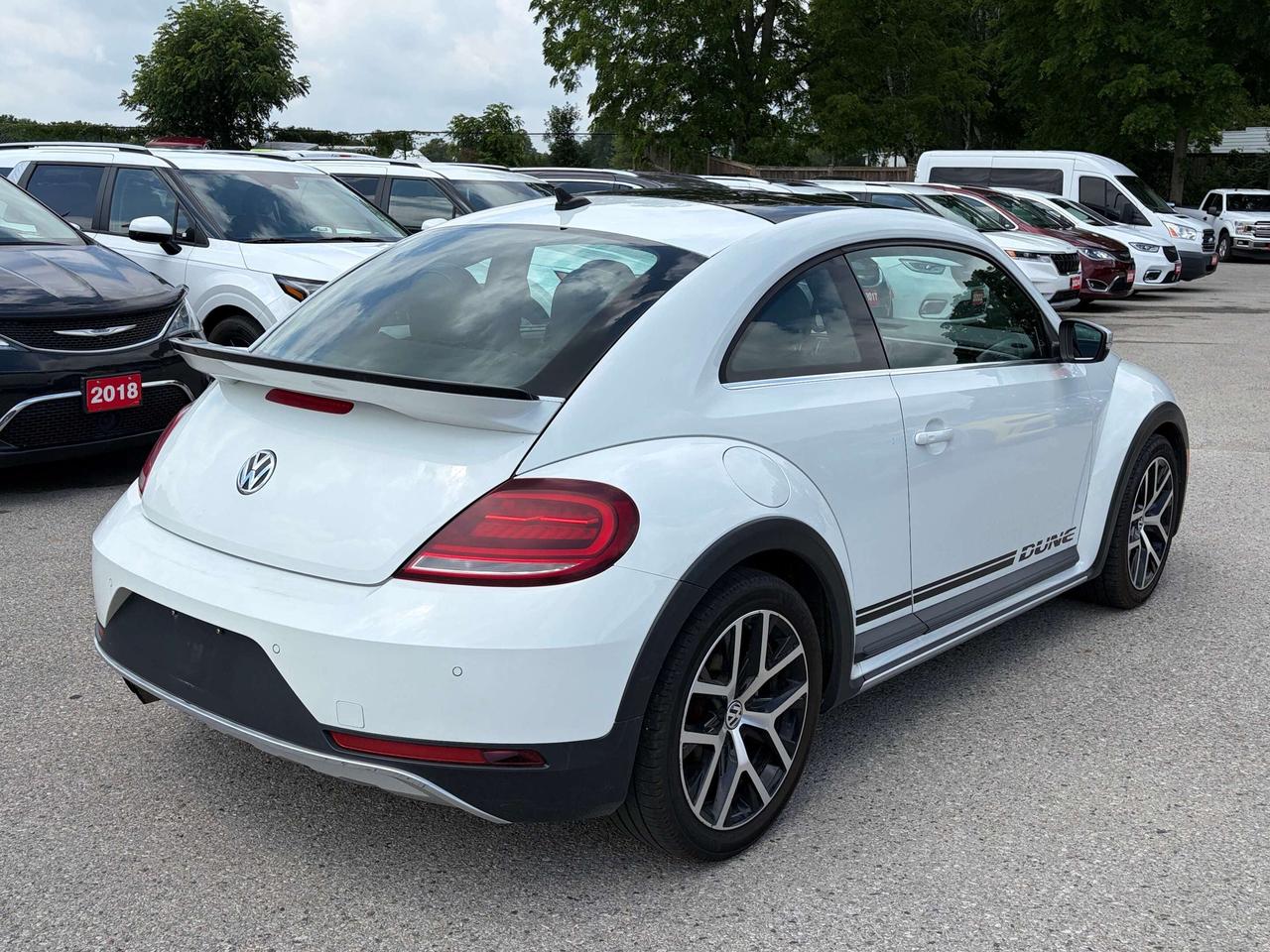 2017 Volkswagen Beetle Coupe DUNE, AUTO, CLEAN CARFAX, HEATED SEATS, SUNROOF! Photo