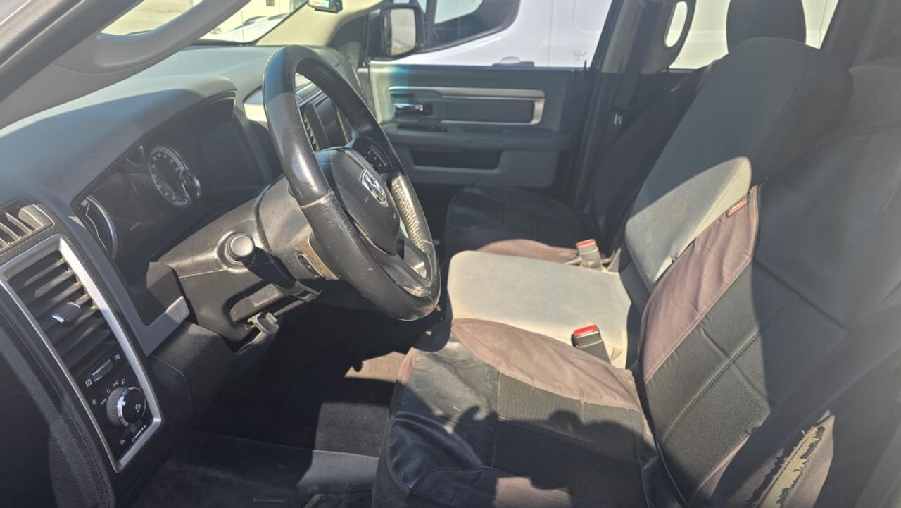 2015 RAM 1500 SLT - QuadCab - 4x4 - 5.7L V8 + Truck Cap Photo