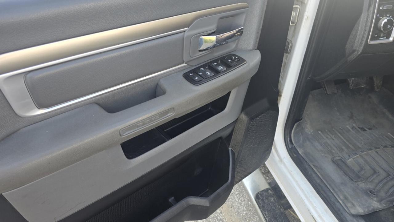 2015 RAM 1500 SLT - QuadCab - 4x4 - 5.7L V8 + Truck Cap Photo