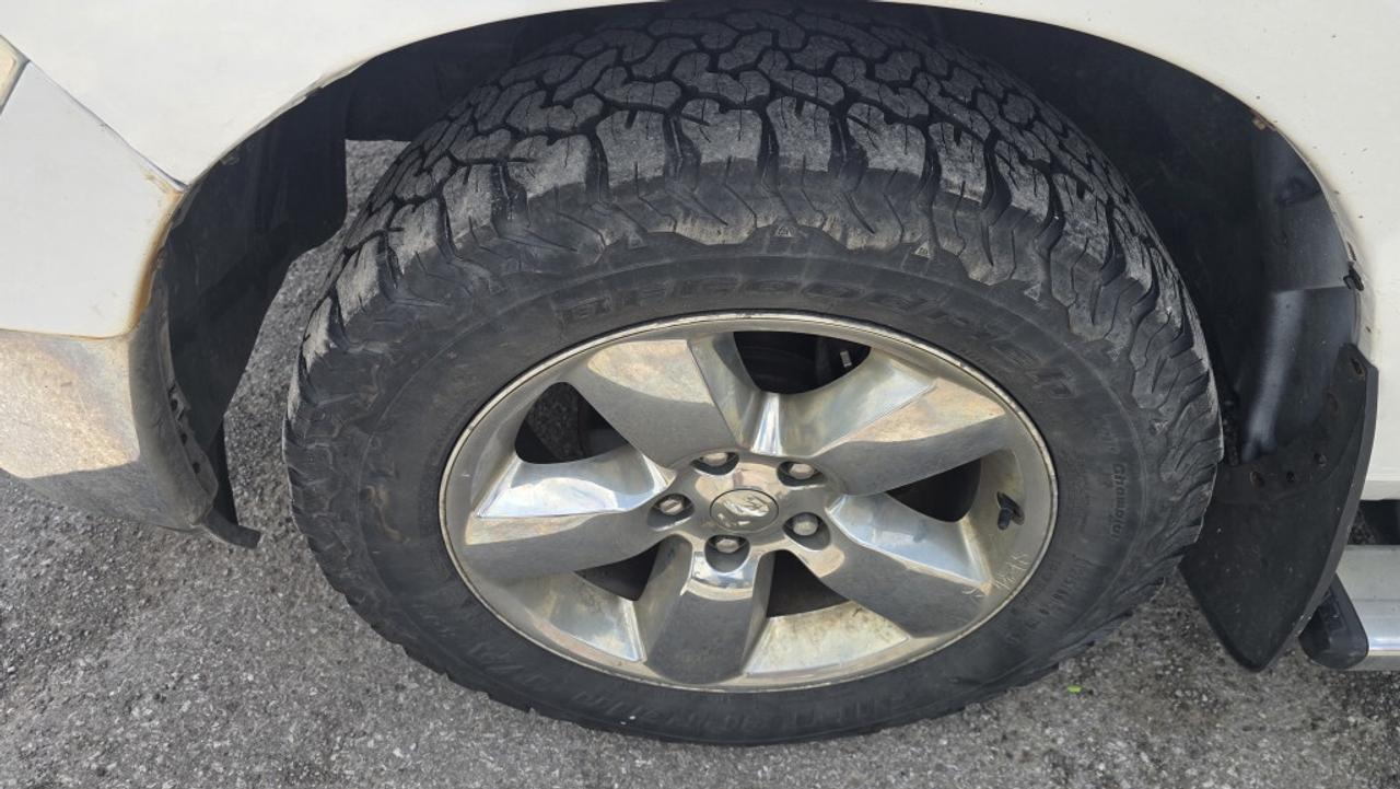 2015 RAM 1500 SLT - QuadCab - 4x4 - 5.7L V8 + Truck Cap Photo