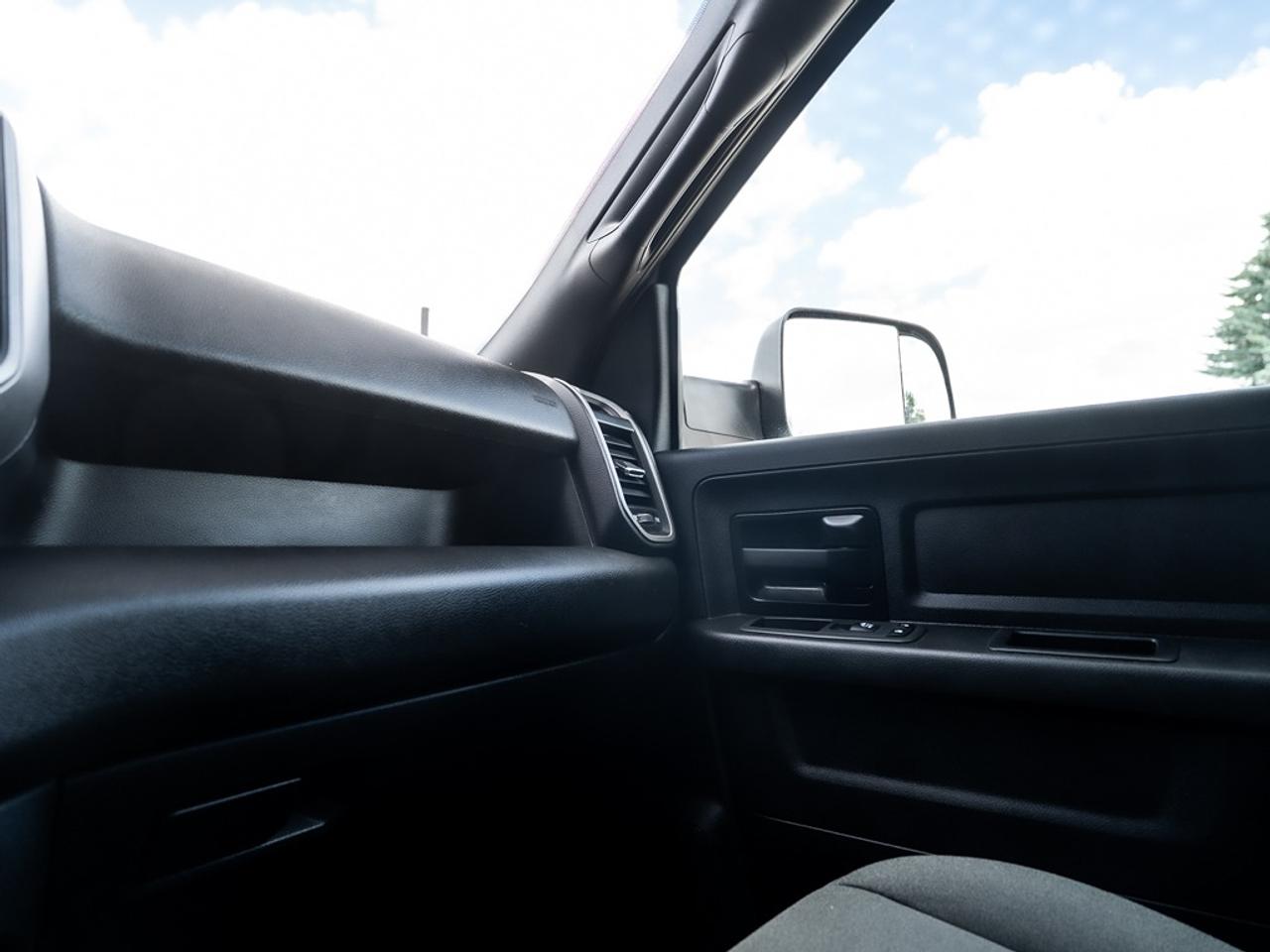 2022 RAM 2500 Tradesman 4x4 Crew Cab 6'4" Box Photo14