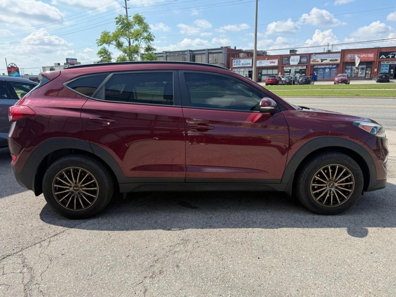 2017 Hyundai Tucson SE AWD /LEATHER /PANO SUNROOF /CLEAN CARFAX Photo