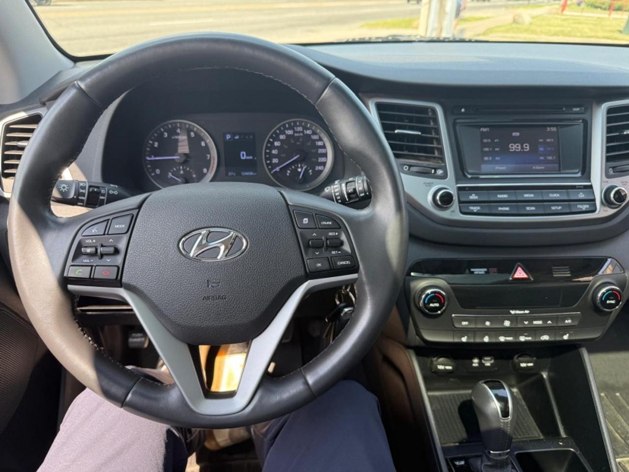 2017 Hyundai Tucson SE AWD /LEATHER /PANO SUNROOF /CLEAN CARFAX Photo