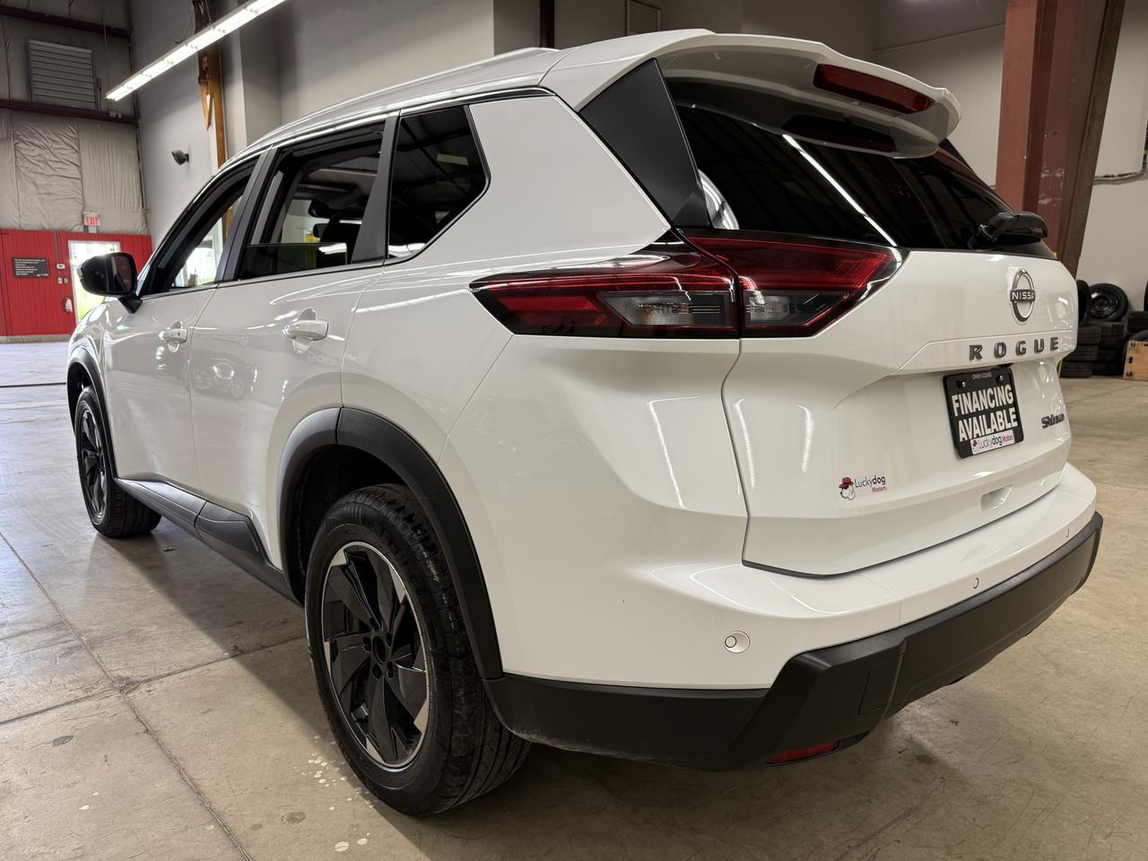 2024 Nissan Rogue SV MOONROOF Photo3