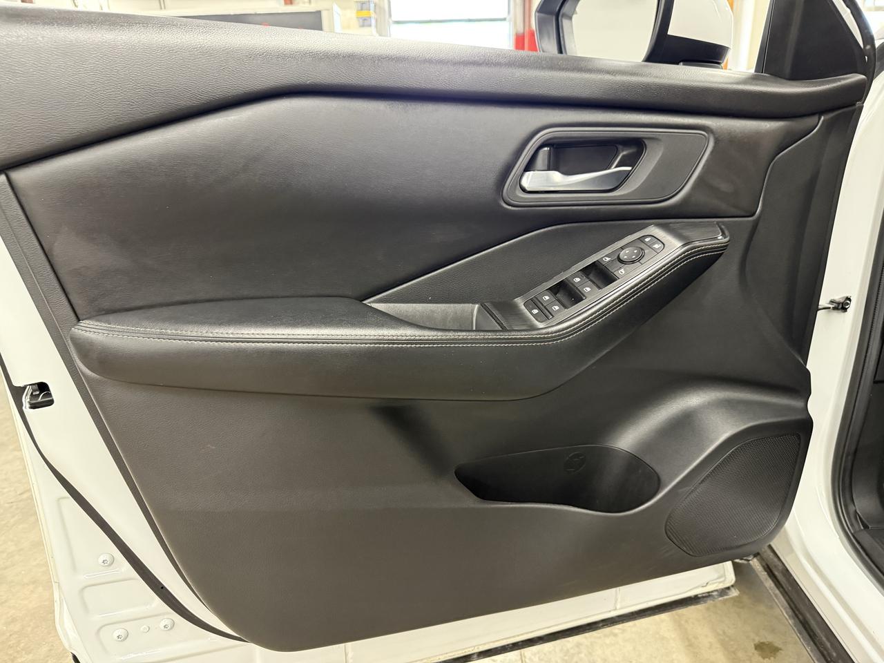 2024 Nissan Rogue SV MOONROOF Photo