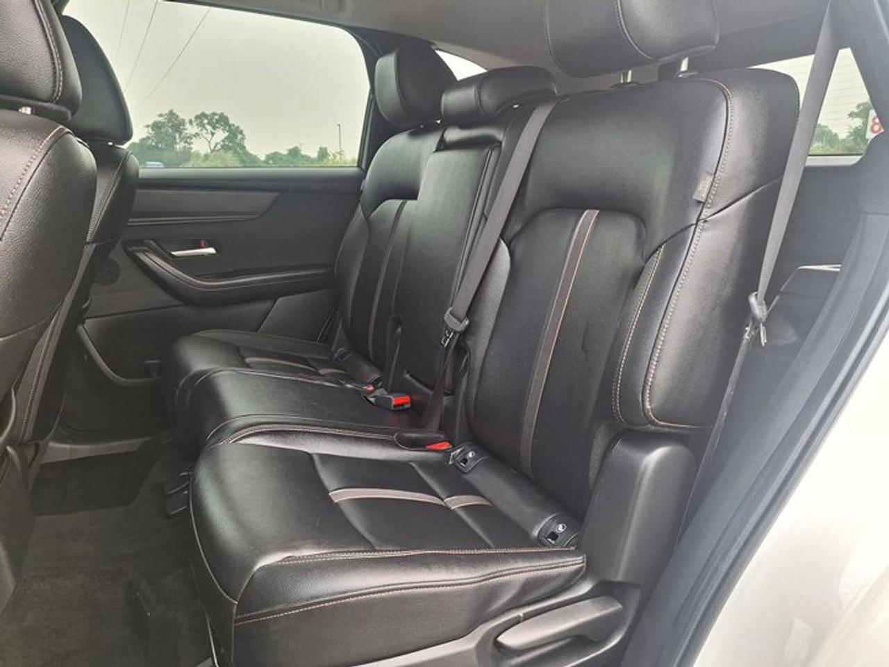 2025 Mazda CX-70 MHEV GS-L AWD | Leather | Sunroof | Adaptive Cruise | Heated Wheel + Seats | CarPlay + Android and More ! Photo