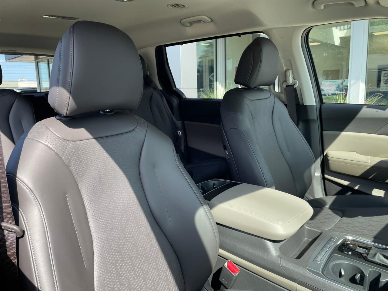 2027 Kia Carnival EX FWD Photo