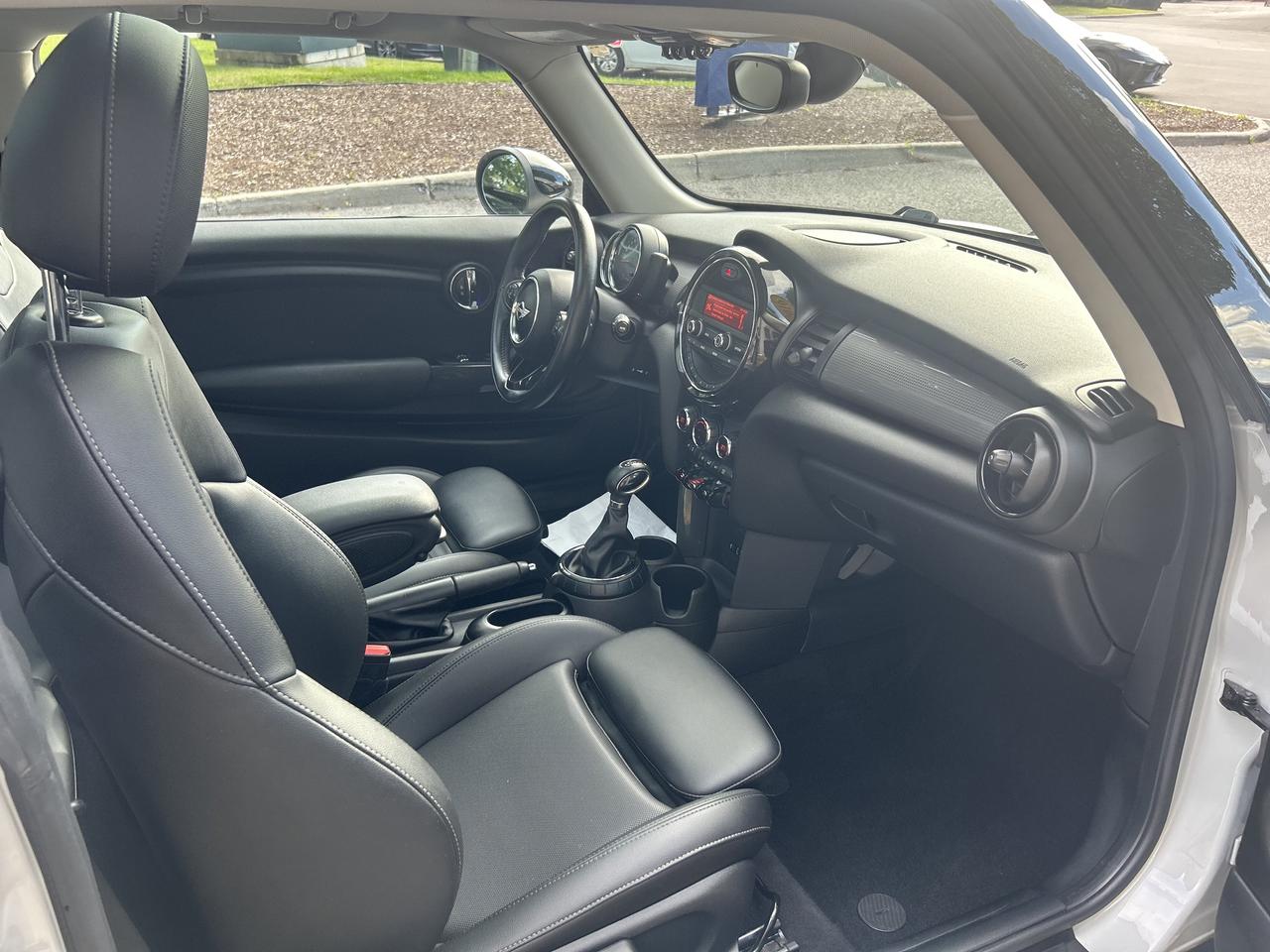 2016 MINI Cooper SUPER CLEAN!! 98K!! AUTO, LEATHER, SUNROOF!! Photo